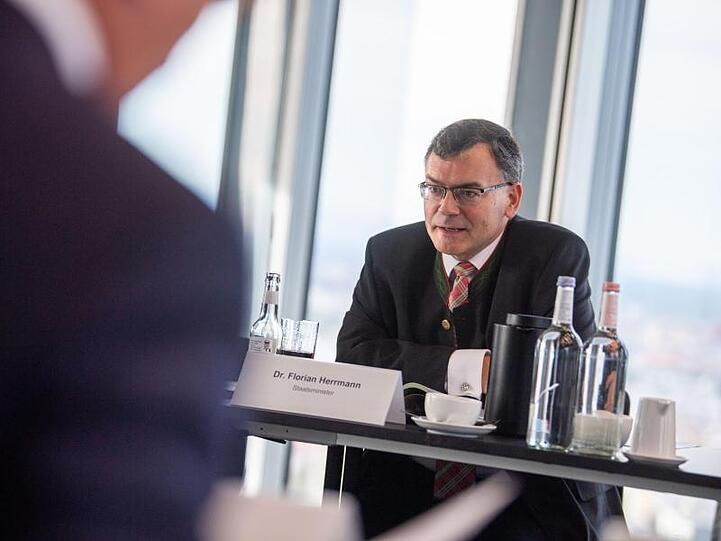 Florian Herrmann (CSU) auf einer Pressekonferenz. Foto: Lino Mirgeler/dpa