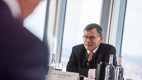 Florian Herrmann (CSU) auf einer Pressekonferenz. Foto: Lino Mirgeler/dpa