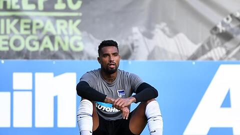Kevin-Prince Boateng von Hertha BSC sitzt auf einem Ball.