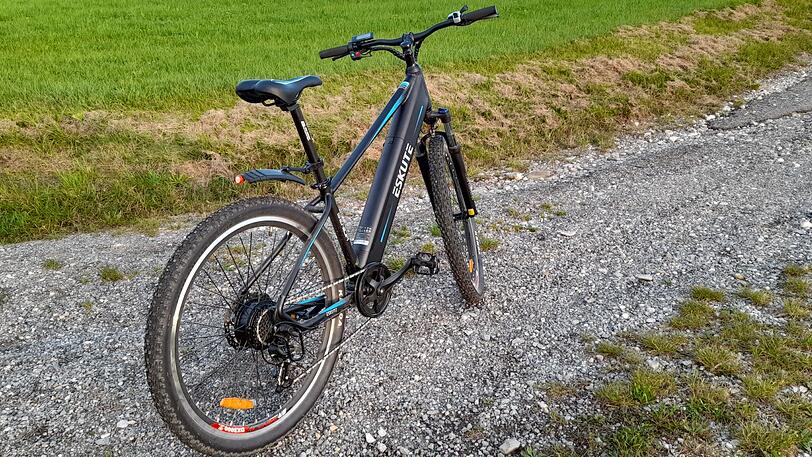 Die Stollen-Reifen sind griffig und rollen leise ab.