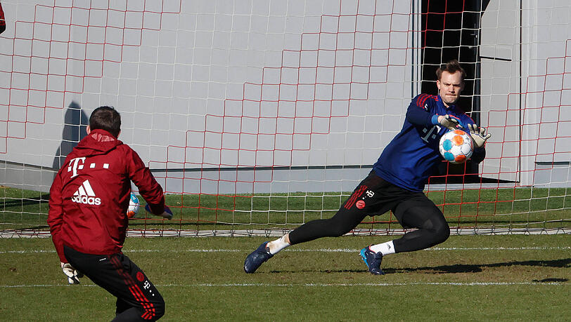 Szene vom Training am Freitag: Torwarttrainer Toni Tapalovic schießt Manuel Neuer warm. Auch am Sonntag zeigte Neuer an der Säbener Straße keine sichtbaren Probleme.