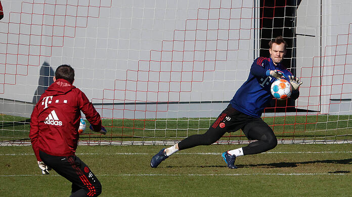 Szene vom Training am Freitag: Torwarttrainer Toni Tapalovic schießt Manuel Neuer warm. Auch am Sonntag zeigte Neuer an der Säbener Straße keine sichtbaren Probleme.