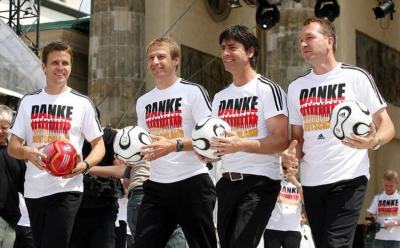 JÜRGEN KLINSMANN 

Und wer würde sich dafür besser eignen, als Klinsi (2.v.l.), der mit Jogi (2.v.r.), Oli (1.v.l.) und Andy (1.v.r.) während des Sommermärchens 2006 die Fußballbegeisterung in Deutschland neu entfachte? Für Klinsmann sagten die Bayern-Bosse sogar einem anderen Jürgen K. ab, der damals noch den 1. FSV Mainz 05 trainierte.