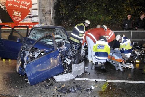 Der Einsatz des Notarztes konnte nicht mehr helfen: Neben dem Wrack seines völlig zerstörten Autos starb ein 70-jähriger Obermenzinger.