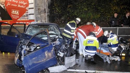 Der Einsatz des Notarztes konnte nicht mehr helfen: Neben dem Wrack seines völlig zerstörten Autos starb ein 70-jähriger Obermenzinger. Der Einsatz des Notarztes konnte nicht mehr helfen: Neben dem Wrack seines völlig zerstörten Autos starb ein 70-jähriger Obermenzinger.