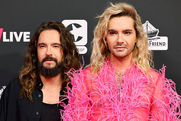 Tom und Bill Kaulitz schießen gegen einen bekannten Milliardär und Unternehmer. Tom und Bill Kaulitz schießen gegen einen bekannten Milliardär und Unternehmer.