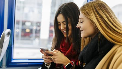Das Problem gibt es seit der Erfindung des Walkmans: Heute strapazieren ohne den Einsatz von Kopfhörern abgespielte Videos auf Tiktok oder YouTube die Nerven anderer Fahrgäste. (Symbolfoto)