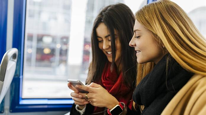 Das Problem gibt es seit der Erfindung des Walkmans: Heute strapazieren ohne den Einsatz von Kopfhörern abgespielte Videos auf Tiktok oder YouTube die Nerven anderer Fahrgäste. (Symbolfoto)