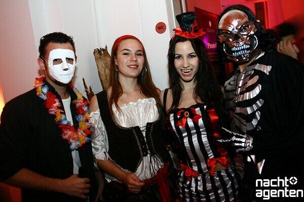 Rococo Halloween Clubbing am 29. Oktober 2011 im 8 seasons. Noch mehr Fotos gibt es unter www.nachtagenten.de.