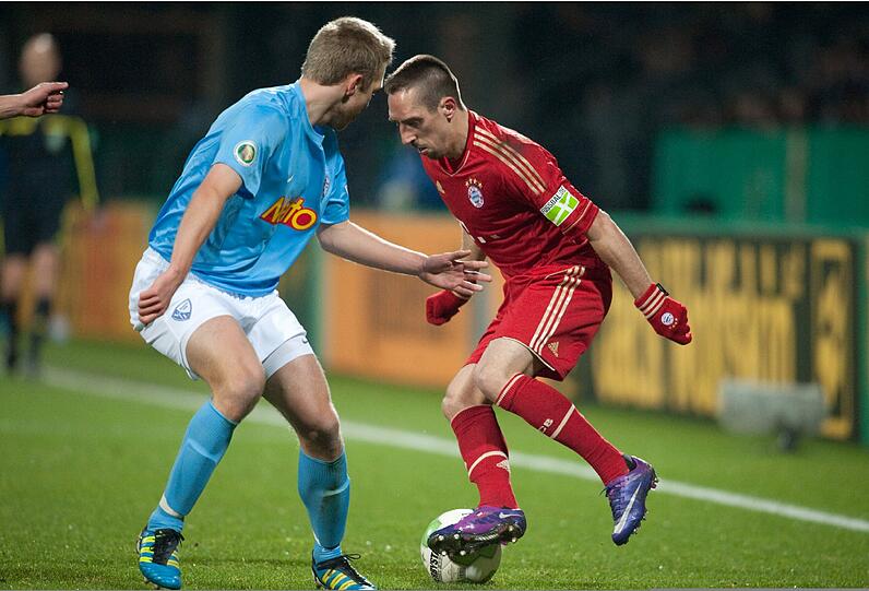 FRANCK RIBERY: Wollte seinen Aussetzer aus den Köln-Spiel vergessen machen. In Halbzeit eins aktivster Bayer, biss sich rein, liebte die Zweikämpfe. Stemmte sichg gegen das Aus, kämpferisch wertvolle Vorbereitung zum Siegtreffer. Durchgebissen! Note 2