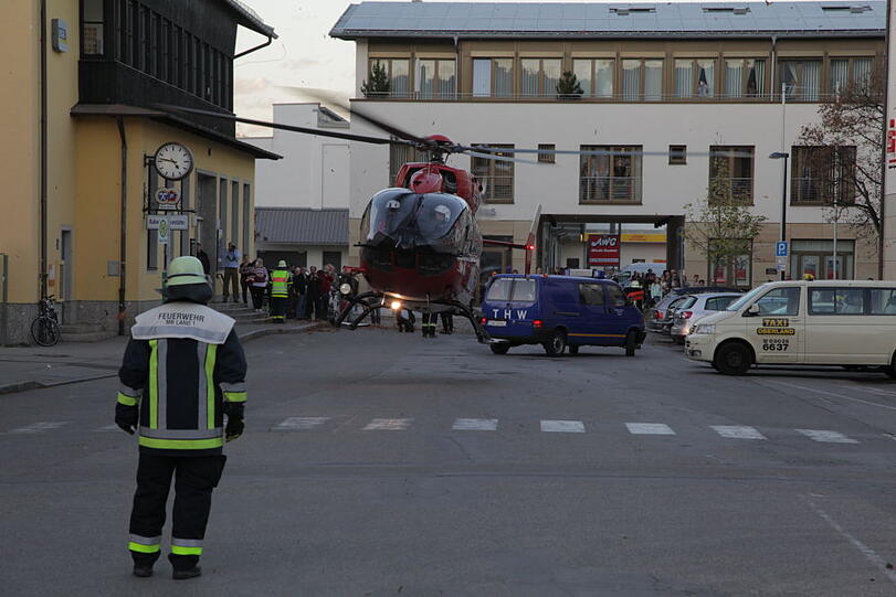 Ein Wohnmobil ist am Montag in die Schlierach gestürzt. Die Insassen haben alle überlebt. Die Bilder!
