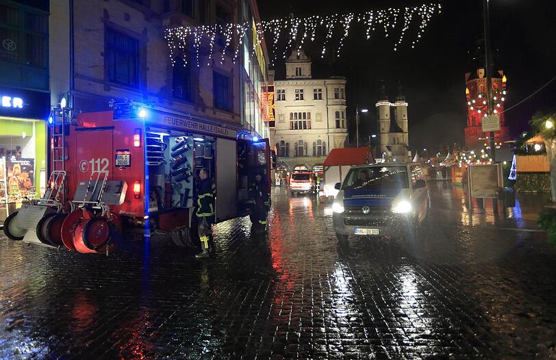 Feuerwehr und Ordnungsamt sind in Haale/Saale im Einsatz. Wie in vielen Teilen der Republik bleibt auch hier der Weihnachtsmarkt aus Sicherheitsgründen geschlossen.