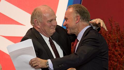 Ein Herz und eine Seele: Uli Hoeneß (l.) und Karl-Heinz Rummenigge bei der JHV des FC Bayern (Archivbild).