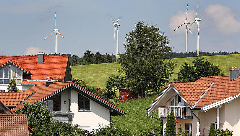 Windräder stehen hinter einer Neubausiedlung. Foto: Karl-Josef Hildenbrand/Archiv Windräder stehen hinter einer Neubausiedlung. Foto: Karl-Josef Hildenbrand/Archiv