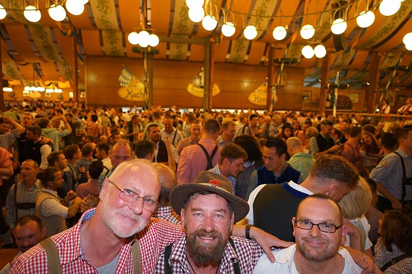 Der erste Wiesn-Sonntag in der Bräurosl gehört ganz den Schwulen und Lesben. Mitten drin bei der bunten Party: OB Dieter Reiter. Wie wild gestern Abend gefeiert wurde, sehen Sie in unserer Bildergalerie.
