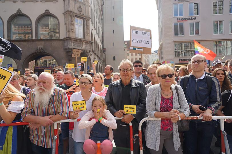 ... hier in Bildmitte Stadtrat Marian Offmann (CSU), ebenfalls unter den Gegendemonstranten...