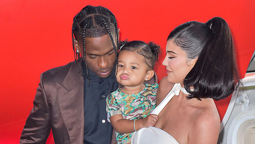 Travis Scott mit Töchterchen Stormi und Kylie Jenner (v.l.) Travis Scott mit Töchterchen Stormi und Kylie Jenner (v.l.)