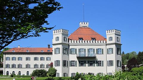 Keine wird so mit Elisabeth von Possenhofen verbunden wie Schauspielerin Romy Schneider. Das dortige Schloss am Starnberger See, wo die Familie der späteren Kaiserin von Österreich lebte, kann heutzutage nicht mehr besichtigt werden. Es ist in Privatbesitz.