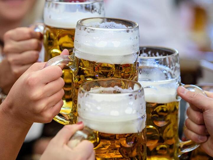 Besucher stoßen auf dem Oktoberfest mit Bier an. Im ersten Halbjahr wurde 6,6 Prozent oder gut 300 Millionen Liter weniger Bier getrunken als im ohnehin schwachen Vorjahr.