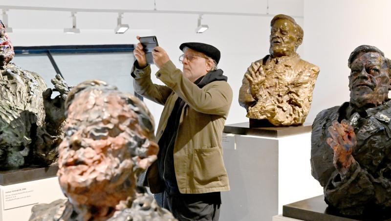 Der Künstler Rainer Fetting zwischen Helmut-Schmidt-Skulpturen. Der Künstler Rainer Fetting zwischen Helmut-Schmidt-Skulpturen.