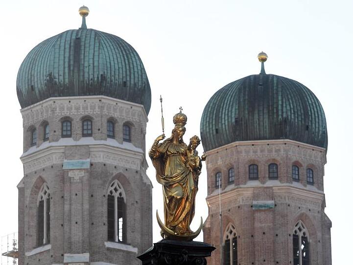 Die Türme der Frauenkirche in München: Die Staatsanwaltschaft überprüft Missbrauchsvorwürfe gegen rund 100 katholische Priester des Erzbistums.