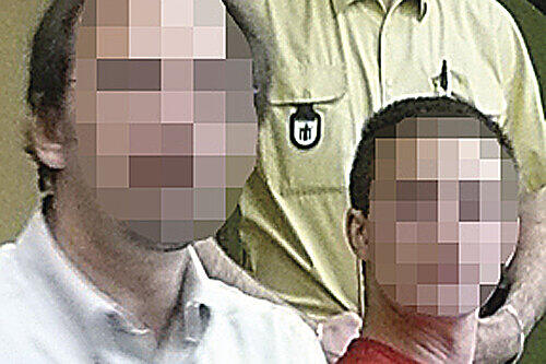 Angeklagt: Vater (47, vorne l.) und Sohn (21).