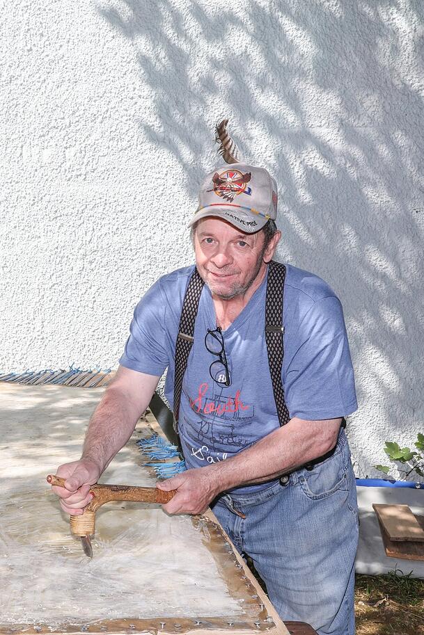 Werner Bänsch, im Club ein Pelztierjäger, bearbeitet Bisonhaut. Werner Bänsch, im Club ein Pelztierjäger, bearbeitet Bisonhaut.