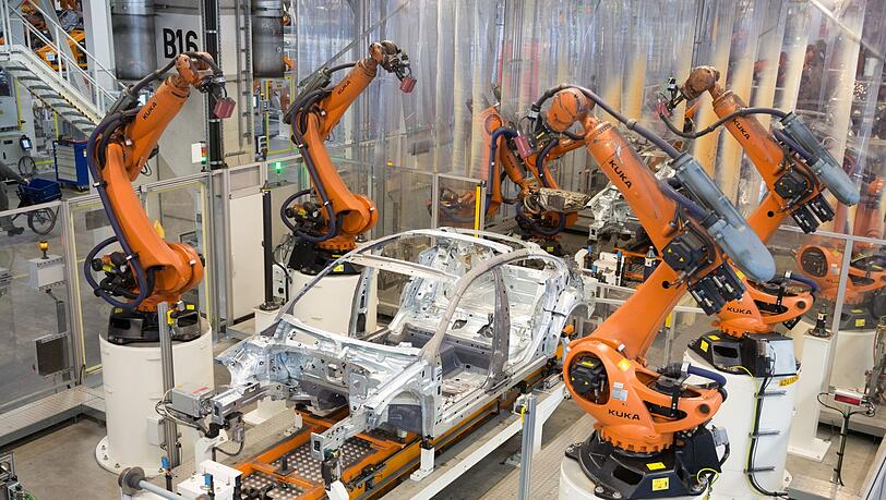 eile eines Volkswagens werden im Karosseriewerk im Volkswagen Werk Emden von Kuka-Robotern zusammengefügt.