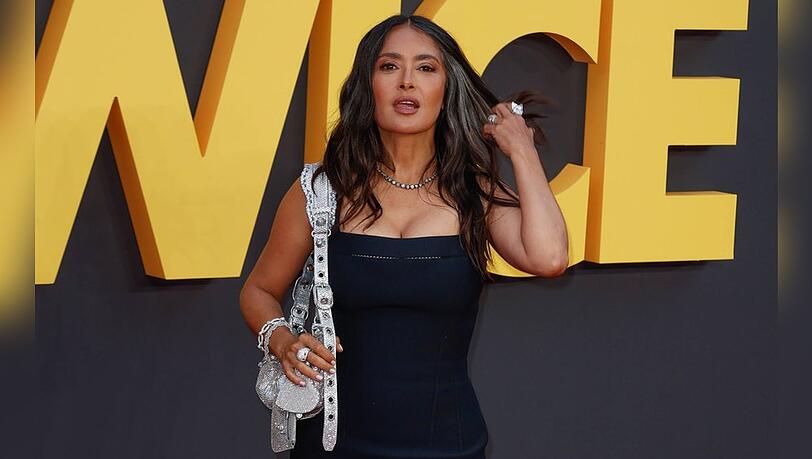 Salma Hayek zeigt ihre natürliche Schönheit, indem sie ihre grauen Strähnen präsentiert. Salma Hayek zeigt ihre natürliche Schönheit, indem sie ihre grauen Strähnen präsentiert.