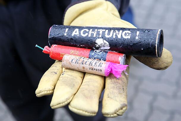 Kurz vor dem Jahreswechsel warnt der Zoll vor illegal eingeführten Feuerwerkskörpern. (Symbolbild)