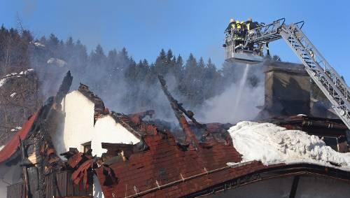 Feuerwehrleute löschen im Zentrum von Oberstaufen letzte Brandherde eines Großfeuers. Feuerwehrleute löschen im Zentrum von Oberstaufen letzte Brandherde eines Großfeuers.