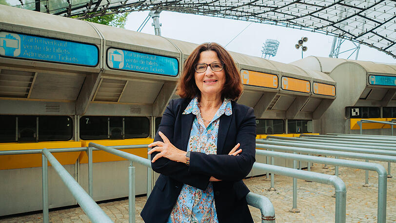 Olympiapark-Chefin Marion Schöne vor den ikonischen Kassenhäuschen von 1972.