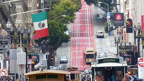 Seit &uuml;ber 150 Jahren fahren Cable Cars durch San Francisco. (Archivbild)
