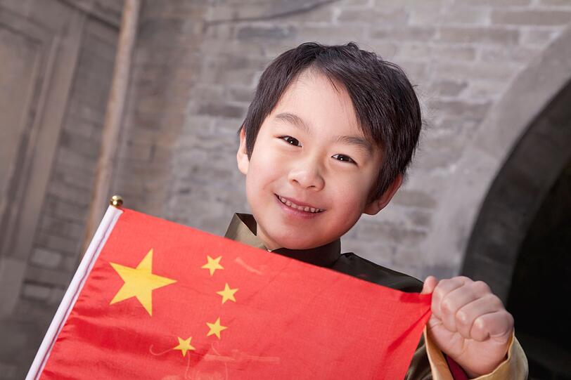 In China startet mit dem ersten Schultag im wahrsten Sinne des Wortes der Ernst des Lebens. Der Leistungsdruck in den Schulen ist von Beginn an hoch. Zur Einschulung am 1. September findet in der Regel eine feierliche Zeremonie statt. In Teilen Chinas wird den Kindern ein roter Fleck auf die Stirn gemalt. Dieser steht für Weisheit und einen erfolgreichen Schulweg. In China startet mit dem ersten Schultag im wahrsten Sinne des Wortes der Ernst des Lebens. Der Leistungsdruck in den Schulen ist von Beginn an hoch. Zur Einschulung am 1. September findet in der Regel eine feierliche Zeremonie statt. In Teilen Chinas wird den Kindern ein roter Fleck auf die Stirn gemalt. Dieser steht für Weisheit und einen erfolgreichen Schulweg.