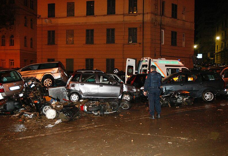 Die schweren Unwetter im norditalienischen Genua haben Schlamm, Schmerz und Wut hinterlassen.