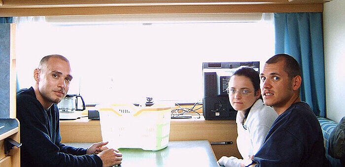 Die drei Terroristen vereint an einem Tisch, vermutlich wurde das Foto 2004 geschossen.