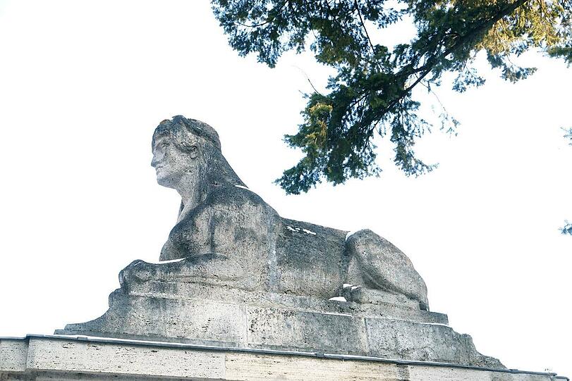 Lohnt sich: Ein Spaziergang auf dem Waldfriedhof, über dem imposante Statuen wachen.
