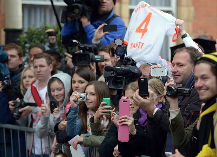 Vor dem Team-Hotel warten die Fans schon sehnsüchtig.