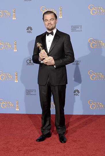 Leonardo Di Caprio präsentiert stolz seinen Golden Globe.
