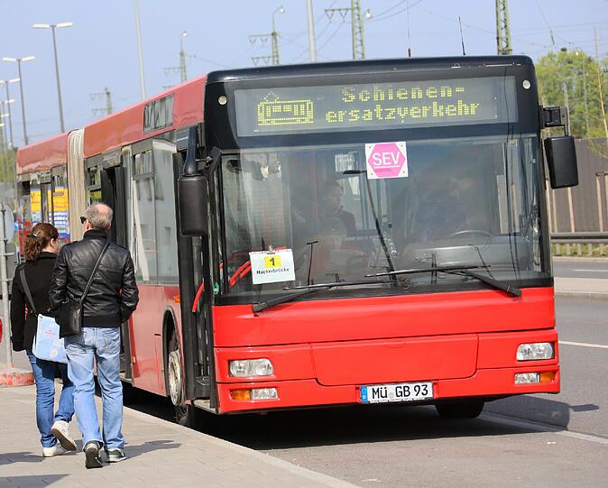 Wegen einer Baustelle an der Donnersbergerbrücke fährt zwischen Pasing und Hackerbrücke keine S-Bahn. Die Fahrgäste müssen in den Bus umsteigen! Die Bilder!