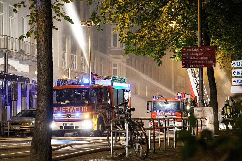 Die Feuerwehr war mit über 160 Einsatzkräften und rund 45 Fahrzeugen vor Ort.