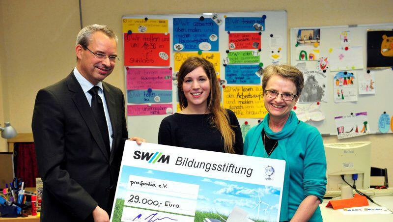 Martin Janke, Geschäftsführer der SWM Bildungsstiftung, übergibt den Förderscheck an Michaela Kleber, Geschäftsführerin von pro familia München, und die für das Projekt verantwortliche Pädagogin Lisa Geiger. Martin Janke, Geschäftsführer der SWM Bildungsstiftung, übergibt den Förderscheck an Michaela Kleber, Geschäftsführerin von pro familia München, und die für das Projekt verantwortliche Pädagogin Lisa Geiger.