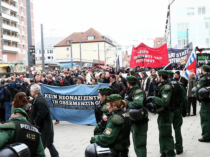 Rund 1000 Münchner haben im März gegen das "Braune Haus" in Obermenzing demonstriert.