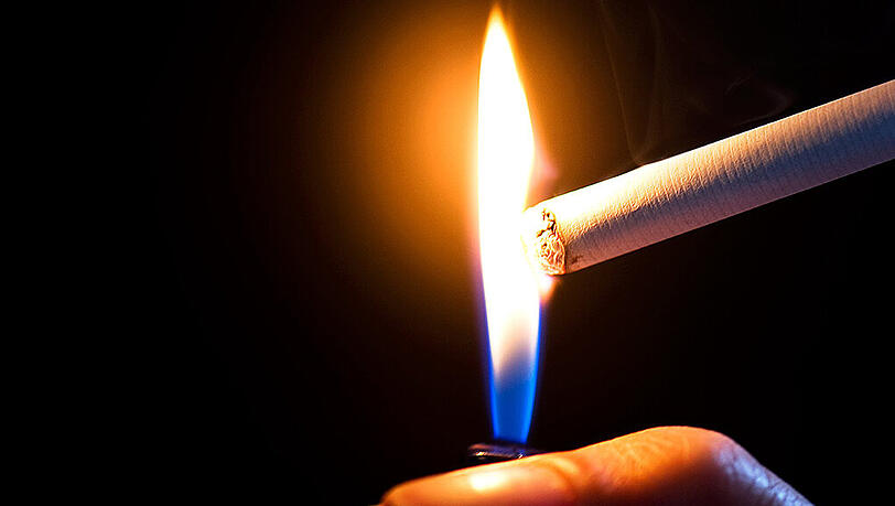 Die Räuber fragten ihr Opfer nach einem Feuerzeug. So lenkten sie ihn ab, um ihn später zu Boden zu schlagen. (Symbolbild) Die Räuber fragten ihr Opfer nach einem Feuerzeug. So lenkten sie ihn ab, um ihn später zu Boden zu schlagen. (Symbolbild)
