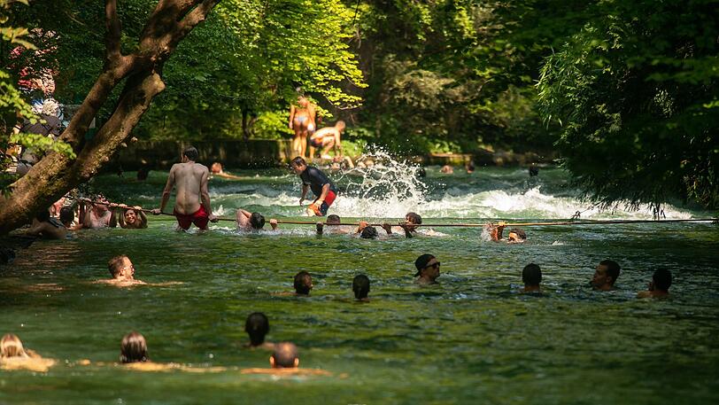 Der Eisbach ist bei Surfern und Badenden sehr beliebt. Manche Anwohner stört das.