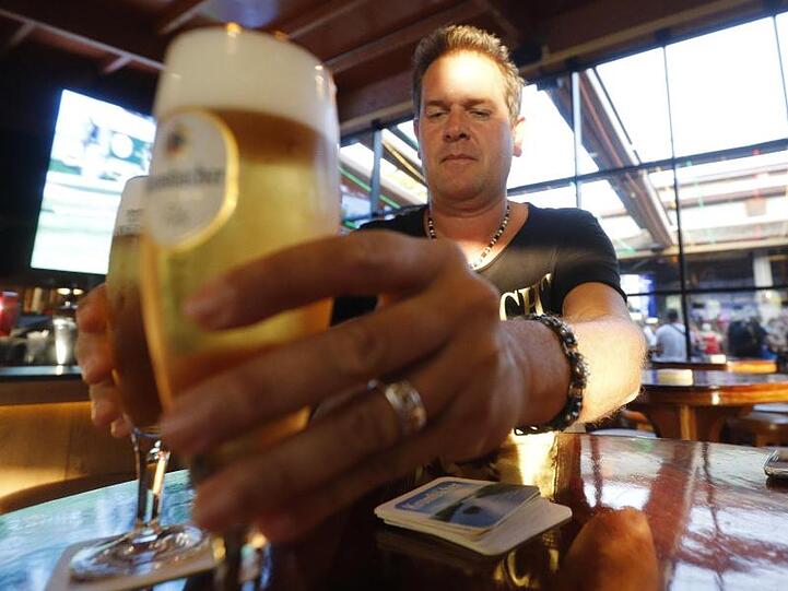Ein Bier muss schon sein: Der deutsche Sänger Peter Wackel ist an der Playa de Palma ein Superstar.