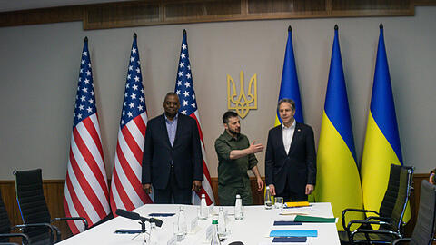Von links nach rechts: US-Verteidigungsminister  Lloyd Austin, Wolodymyr Selenskyj, Präsident der Ukraine,  und US-Außenminister Antony Blinken.