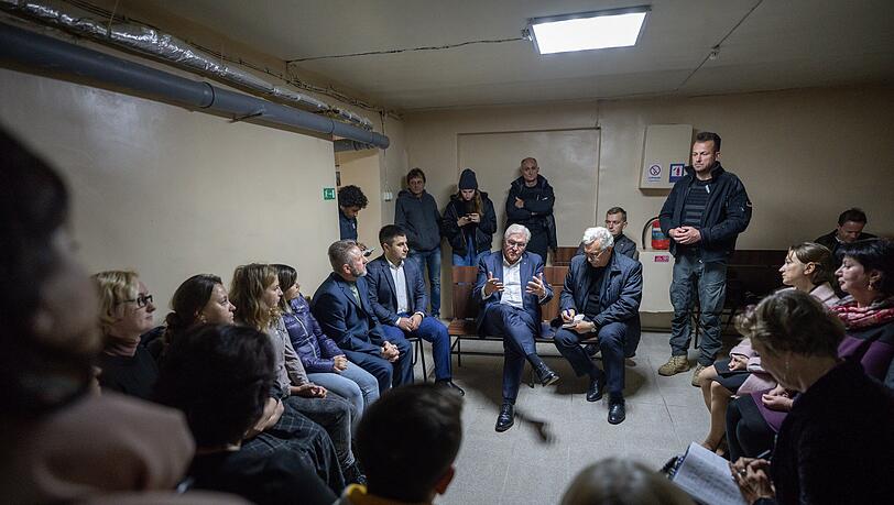 Bundespräsident Frank-Walter Steinmeier (Mitte) wartet nach einem Alarm im Luftschutzbunker, spricht mit Bewohnern der Stadt und lässt sich ihre Erfahrungen erzählen. Bundespräsident Frank-Walter Steinmeier (Mitte) wartet nach einem Alarm im Luftschutzbunker, spricht mit Bewohnern der Stadt und lässt sich ihre Erfahrungen erzählen.