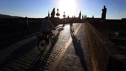 Am Freitag sind verbreitet schon Höchsttemperaturen von 17 bis 22 Grad zu erwarten, nur an der See bleibt es kühler. Das Wochenende dürfte mit Werten zwischen 19 und 25 Grad noch wärmer werden.