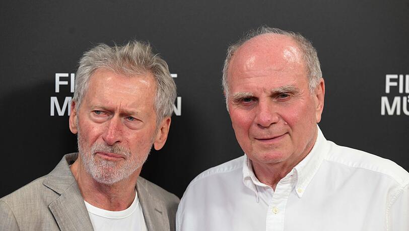 Paul Breitner (l) und Uli Hoeneß zeigen sich bei der Premiere der Serie "Gute Freunde - Der Aufstieg des FC Bayern" im Rahmen des Filmfest München.